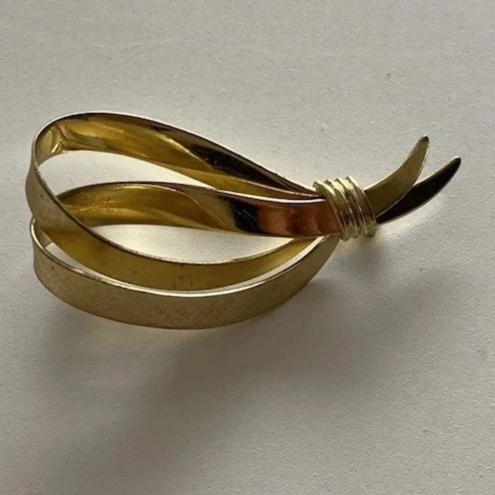 Vintage Gold Twisted Rope Duab Bow Brooch Pin Women’s Gold Tone Lightweight 80’s